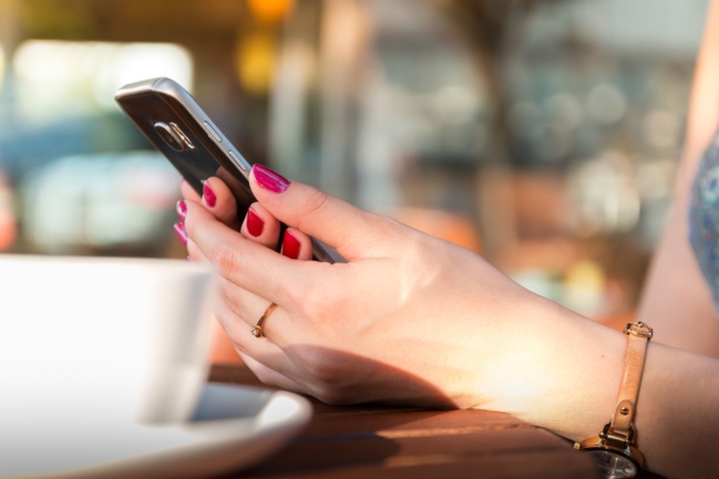Téléphonie mobile : la baisse des revenus des opérateurs ralentit
