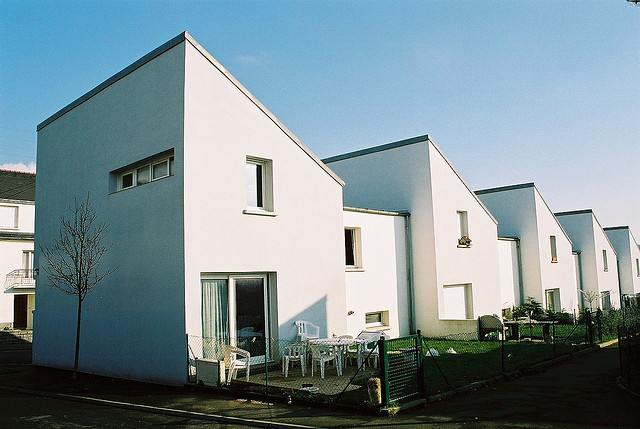 58 % des habitants de France sont propriétaires, l'un des taux les plus bas d'Europe. 58 % des habitants de France sont propriétaires, l'un des taux les plus bas d'Europe.