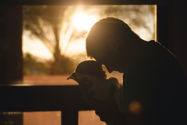 Prise de congés paternité et maternité : le fossé se comble-t-il ?