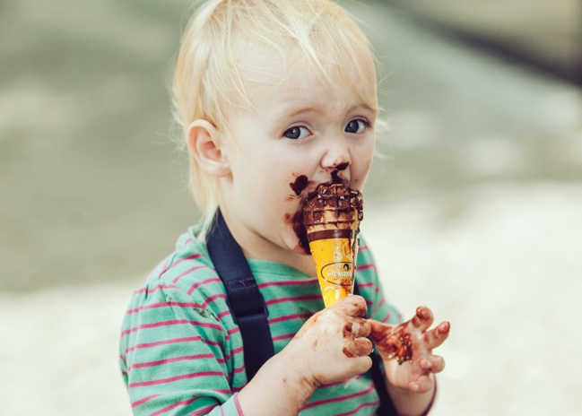 Malbouffe : Foodwatch dénonce le marketing agressif ciblant les enfants