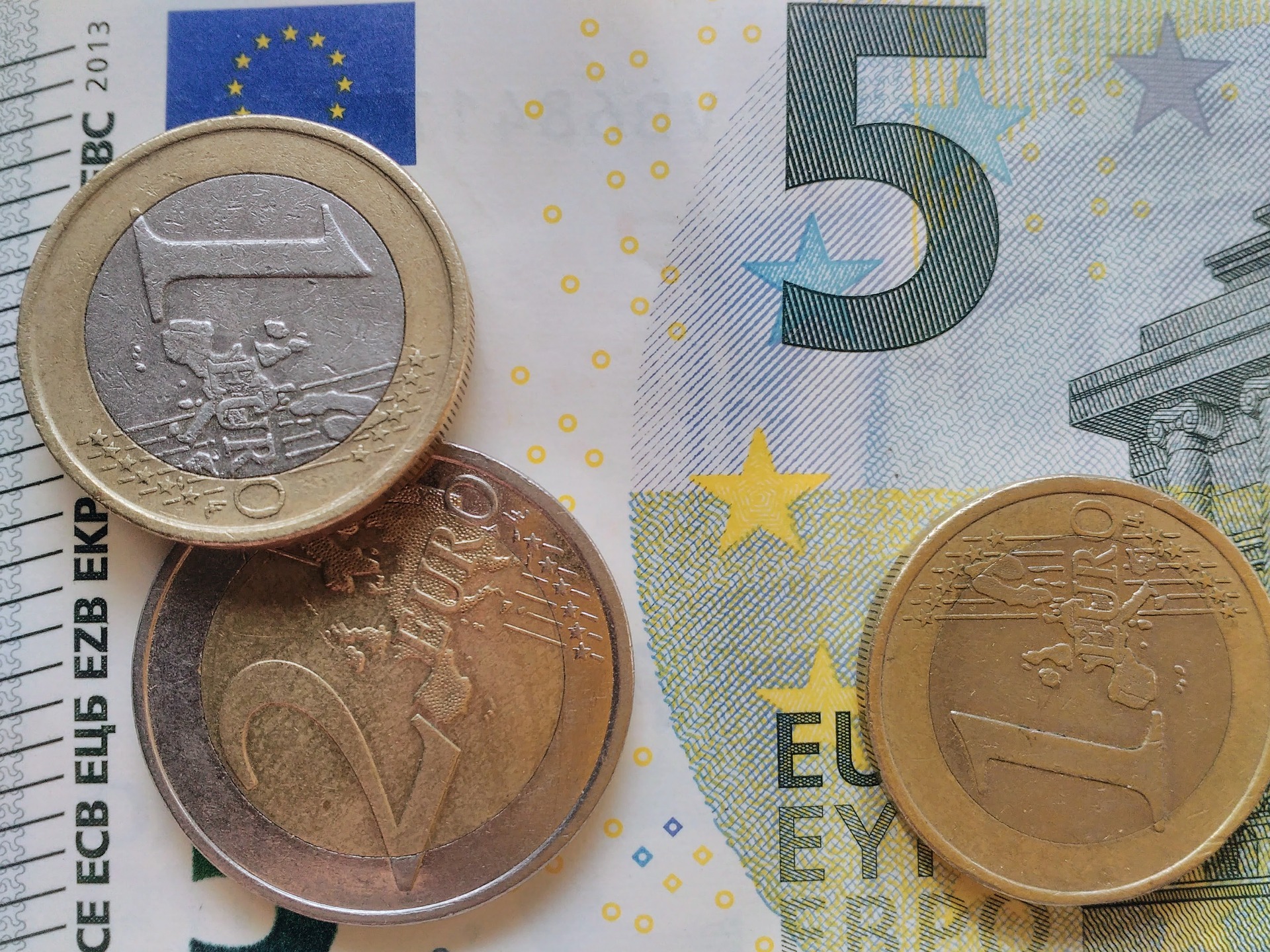 La hausse des salaires est plus rapide que la croissance et l'inflation