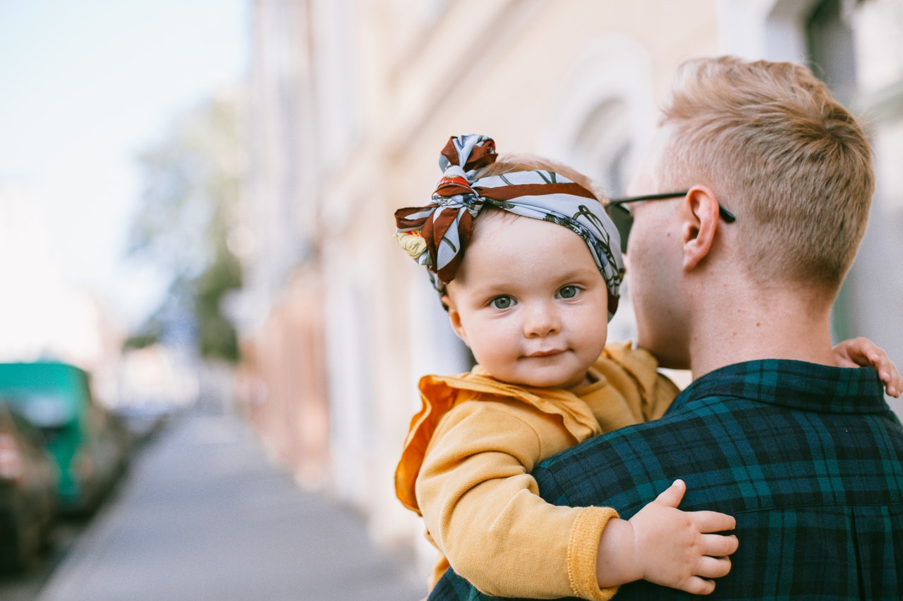 Le congé parental peine à convaincre les pères