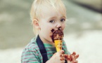 Malbouffe : Foodwatch dénonce le marketing agressif ciblant les enfants