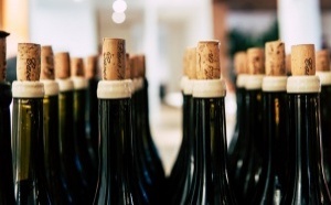 Trump relance la guerre commerciale : menace de taxes massives sur le champagne et le vin européen